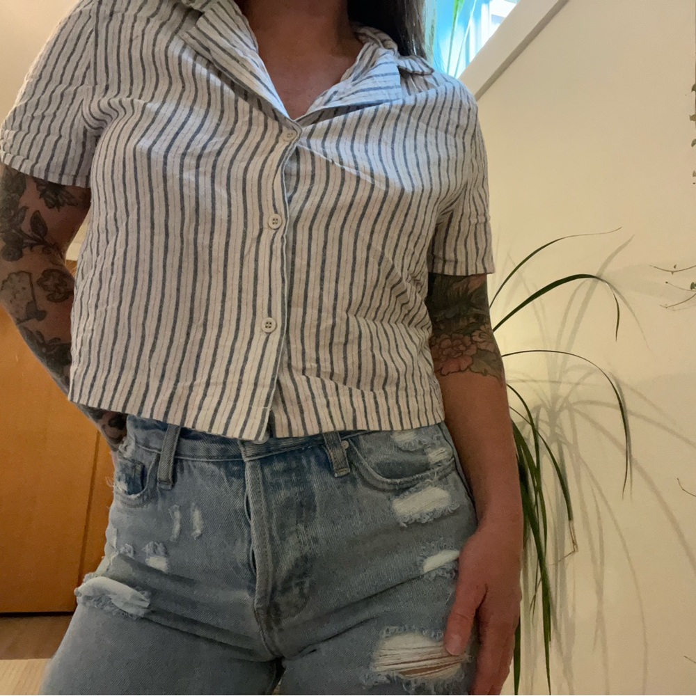 Very j. Button front shirt with collar. Cotton and hemp blend.
